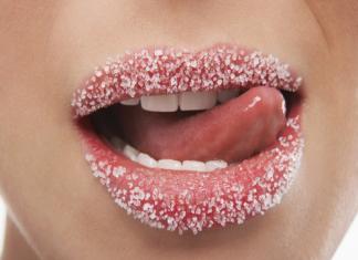 Почему трескаются и шелушатся губы